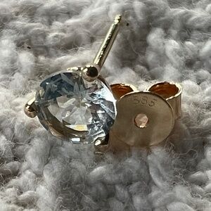 Parle Aquamarine Checkboard cut 1 carat (total) 14KT yellow gold earring studs